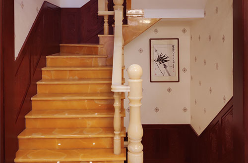 宽甸中式别墅室内汉白玉石楼梯的定制安装装饰效果
